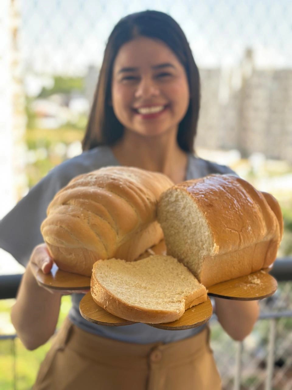Mari mostrando um pão caseiro fatiado